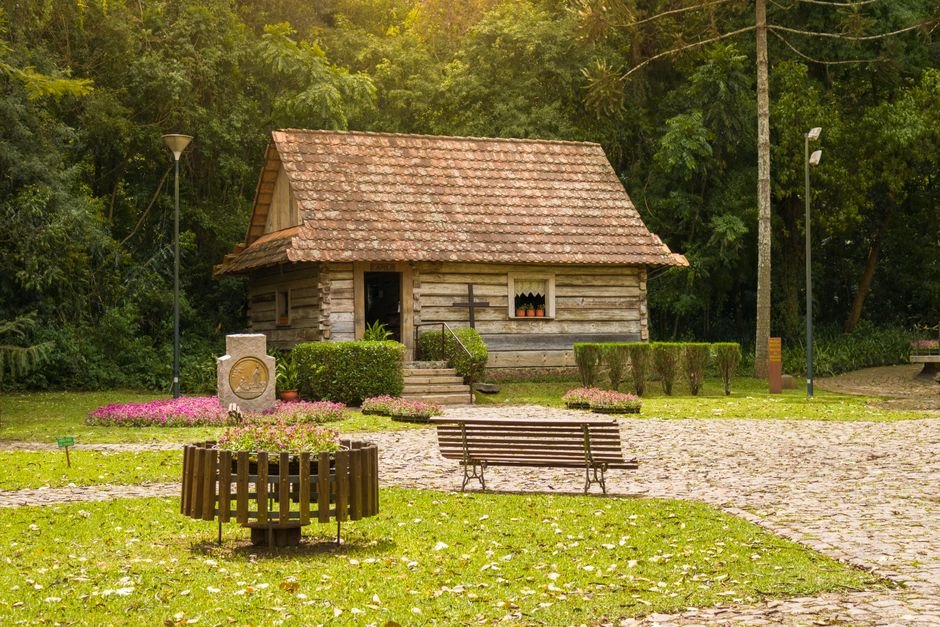 Žavus kaimiškas namelis apsuptas sodo, puikiai tinkantis vaikų žaidimams